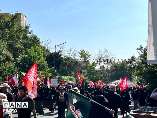 وداع  و تشییع تاریخی مردم با رهبر شهید