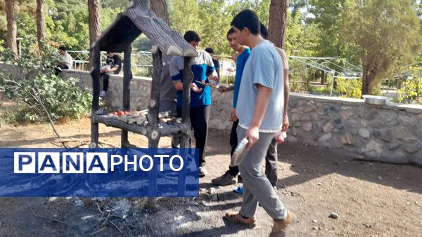 خودکفایی در آشپزی؛ دانش‌آموزان جوجه را از زغال تا سفره رساندند