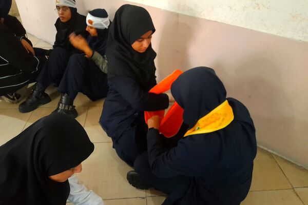مانور زلزله در دبیرستانه دخترانه شاهد فیض ناحیه 3 شیراز
