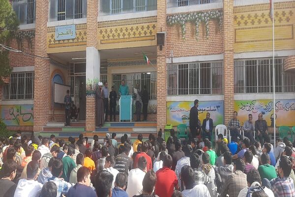 تقدیر از دانش‌آموزان برتر دبیرستان شاهد سردار شهید قاجاریان 
