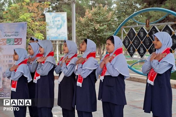 غبارروبی و عطرافشانی گلزار شهدای قرچک به مناسبت آخرین روز هفته تربیت‌بدنی 
