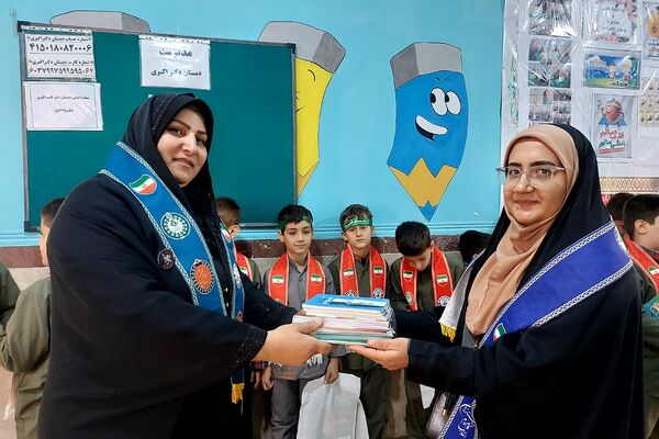 اهدا کتاب به پیشتازان فعال کهریزک 
