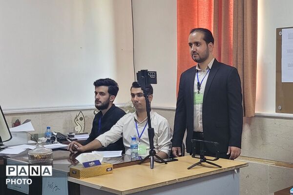 رقابت نخبگان جوان زبان خارجی در دبیرستان فرهنگ