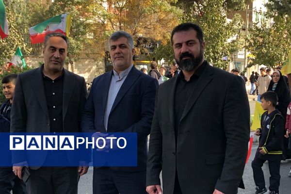 اجتماع عظیم دانش آموزان ناحیه دو شهرری به مناسبت یوم الله ۱۳ آبان در میدان نماز