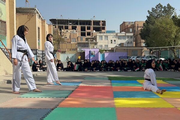 از حرکات رزمی دانش‌آموزان تا طناب‌کشی معلمان، المپیاد ورزشی مدرسه حکمت بهارستان‌دو