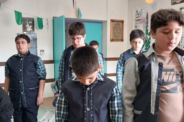 برگزاری نماز جماعت در دبستان شهید قلنبر ناحیه 2 شهرری 
