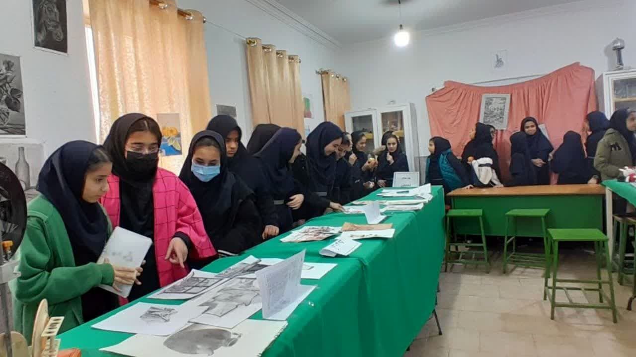 نمایشگاه هنرهای تجسمی امید فردا در دبیرستان دخترانه معلم (دوره اول متوسطه)