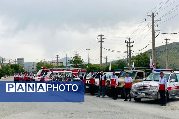 رژه باشکوه خودروهای امدادی به‌مناسبت هفته هلال‌احمر در بانه