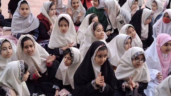 مراسم افطاری در دبستان دخترانه شهید باهنر با حضور دانش‌آموزان و اولیاء