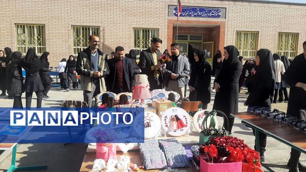 گشایش نمایشگاه «ایرانمون» در دبیرستان نیایش با بازارچه دانش آموزی