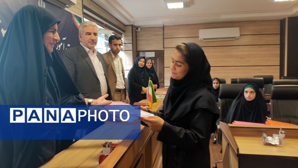 اهدای حکم دانش‌آموزان شورای دانش‌آموزی ناحیه 2