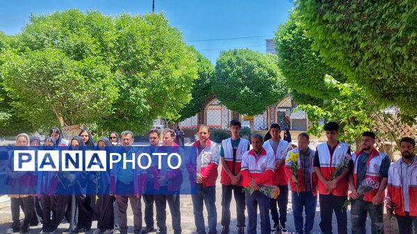 غبارروبی گلزار شهدا به‌مناسبت هفته هلال احمر در اشتهارد