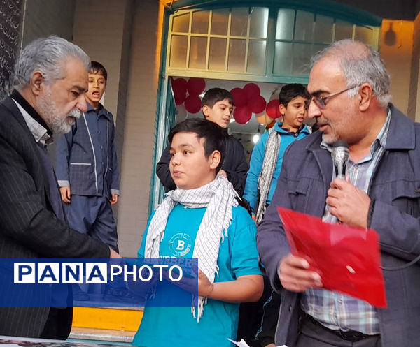 تقدیر دانش‌آموزان یک مدرسه در قم از پدر شهید کریمی