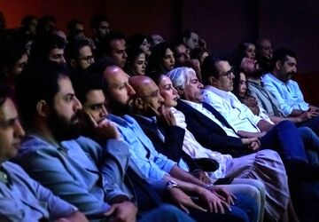 کیهان کلهر به تماشای بداهه نوازی تار و تنبک نشست