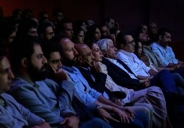 کیهان کلهر به تماشای بداهه نوازی تار و تنبک نشست