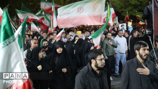 برای کشورمان ایران در خیابان می‌مانیم