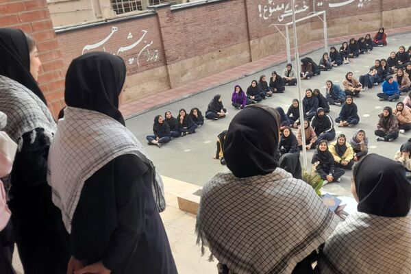 جشن ۲۲ بهمن در دبیرستان شهیدان اسماعیلی‌منش