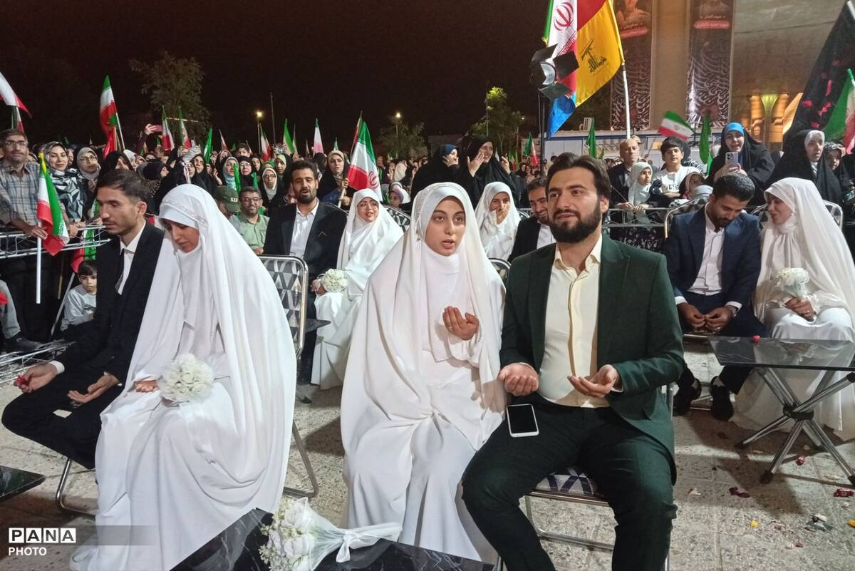 جشن ازدواج ۱۴ زوج جوان در میدان معلم شیراز