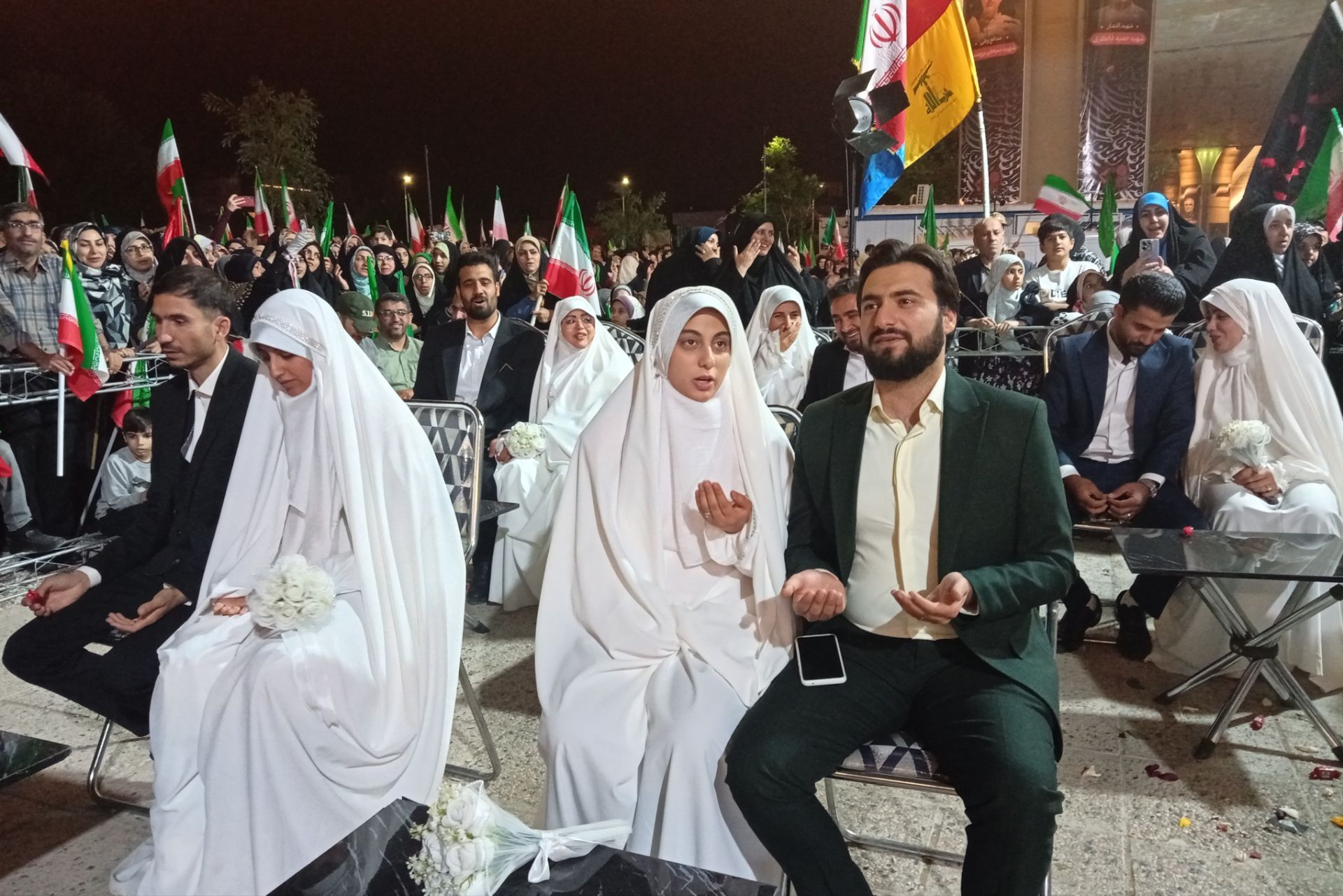 جشن ازدواج ۱۴ زوج جوان در میدان معلم شیراز