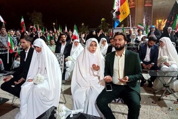 جشن ازدواج ۱۴ زوج جوان در میدان معلم شیراز