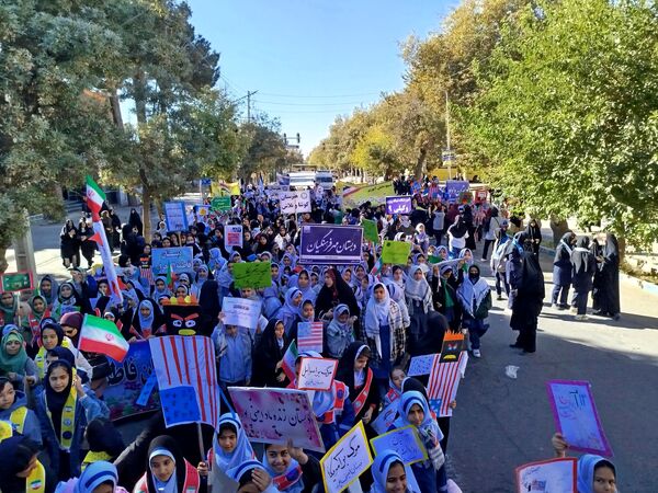 راهپیمایی 13 آبان با حضور حداکثری دانش آموزان در شهرستان نیشابور 