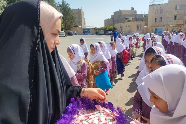 شادی و هیاهوی کودکان در اردوی درون مدرسه‌ای  آموزشگاه ایران ۲ به مناسب هفته ملی کودک 