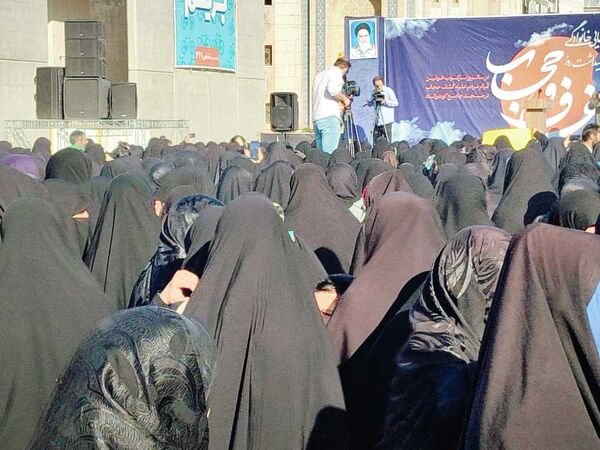 راهپیمایی خانوادگی گرامیداشت روز عفاف و حجاب در میدان شهدا مشهد 