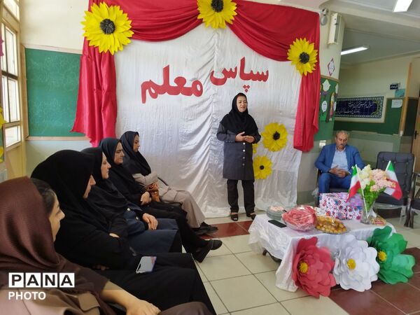 تجلیل از معلمان و اعضای انجمن اولیا و مربیان در مدرسه حضرت رقیه(س)