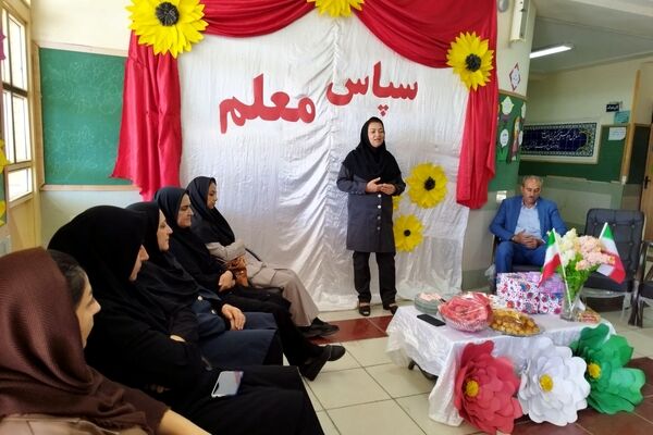 تجلیل از معلمان و اعضای انجمن اولیا و مربیان در مدرسه حضرت رقیه(س)
