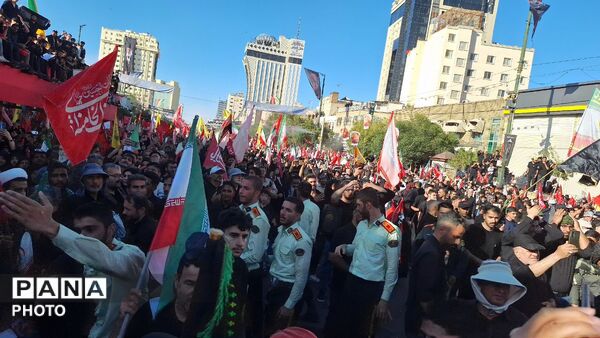 بدرقه ابدی در پناه خورشید؛ وداع اشک‌بار مشهدی‌ها با پیکر رهبر شهید
