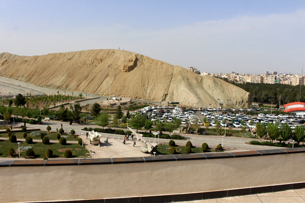 حضور گردشگران روز طبیعت در محوطه باغ‌موزه دفاع مقدس قم