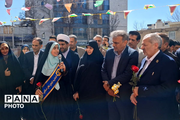 وزیر آموزش و پرورش میهمان دانش‌آموزان مدرسه شاهد دالکی