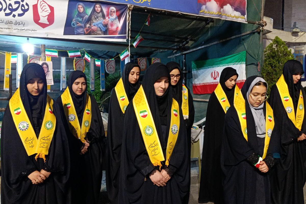 دبیرستان دخترانه ولایت در غرفه شهدای دانش‌آموز ورامین 