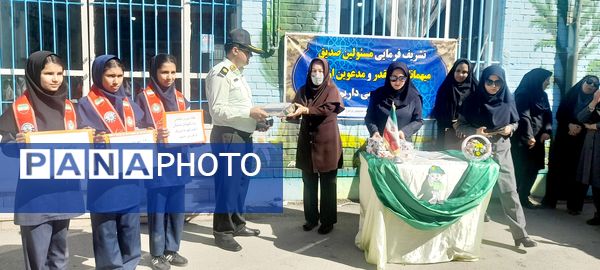بازدید سبزپوشان نیروی انتظامی با دانش‌آموزان مدرسه ربابه هاشمیان یزدی