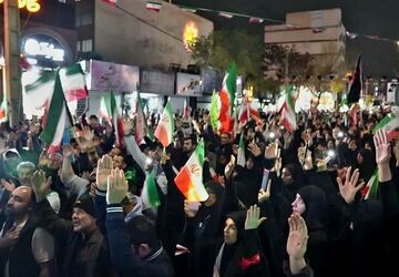 ملت ایران در جایگاه عزت با پیروی از ولایت ایستاده‌اند