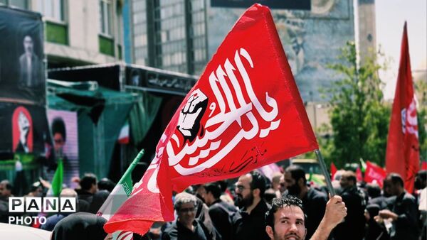 حضور گسترده مردم در مراسم تشییع رهبر شهید در میدان ولیعصر