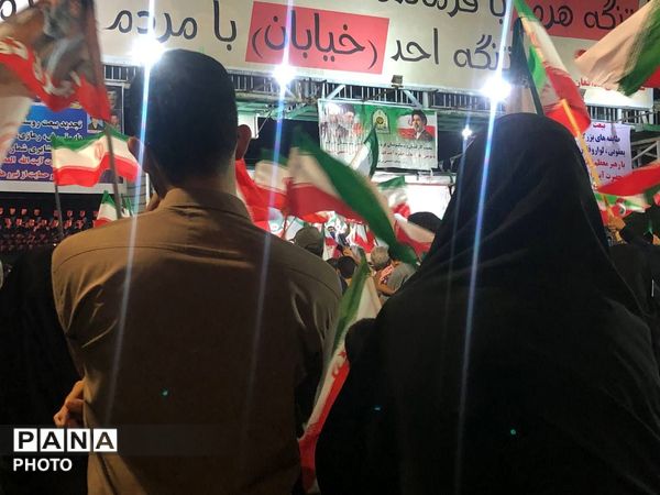 از تجمع تا ایستادگی؛ حضور مردم در چهارراه بعثت برای دفاع از ایران
