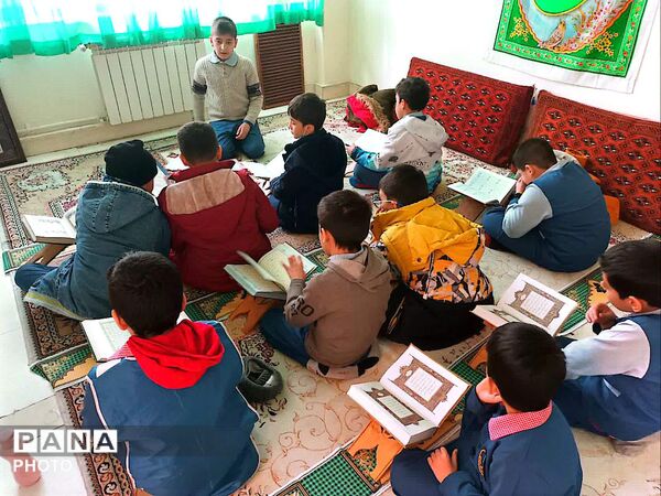 آموزش احکام دینی به دانش آموزان در دبستان معراج منطقه ۱۰