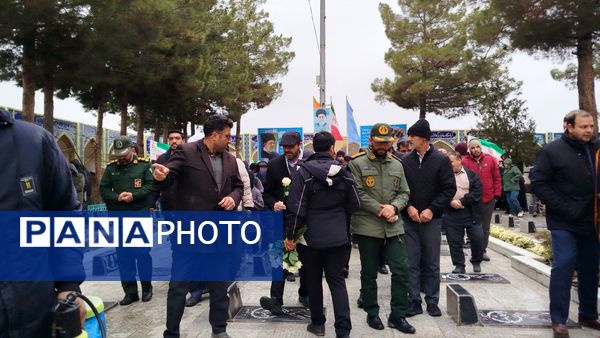 غبار روبی و عطر افشانی گلزار شهدا  در نیشابور 