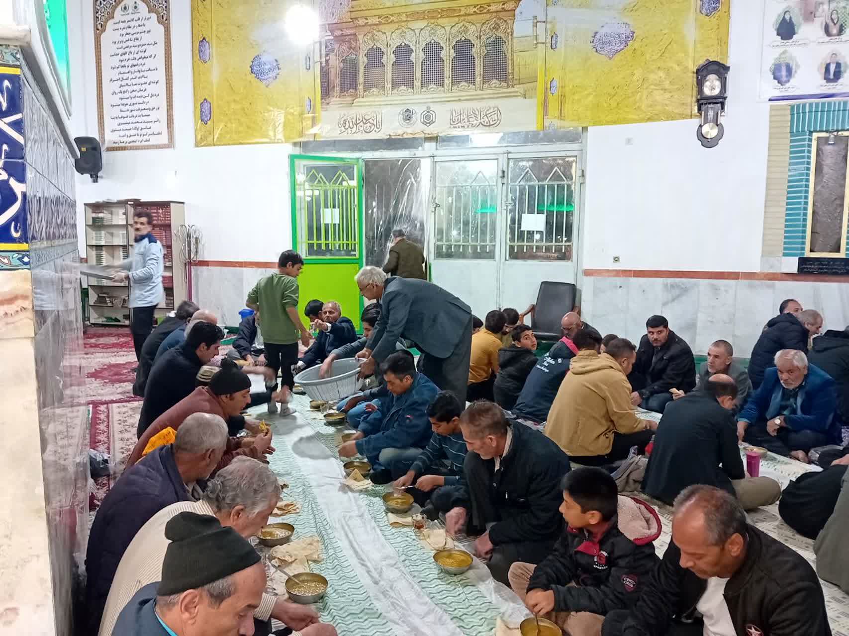 سفره افطار متبرک به آقا سید‌محمد(ع) در ماه مهمانی خدا در امامزاده سیدمحمد(ع) کاشمر