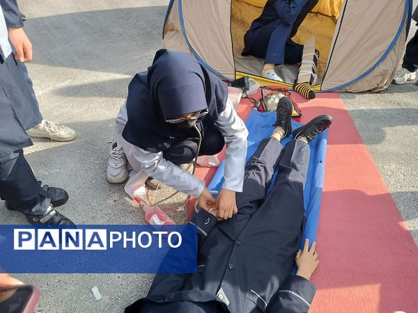 مانور زلزله در دبیرستان آرمینه مصلی نژاد