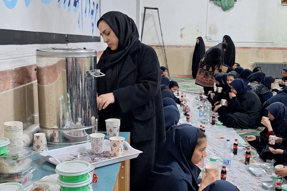 برگزاری مراسم احسان و افطار در دبیرستان حضرت ولیعصر (عج) ری یک 