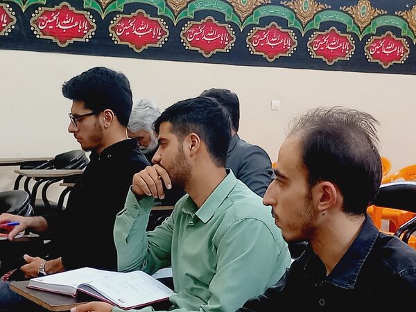 کلاس تفسیر قرآن در ارامگاه شهید مدرس 