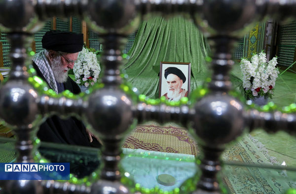 حضور رهبر معظم انقلاب در مرقد بنیانگذار جمهوری اسلامی ایران