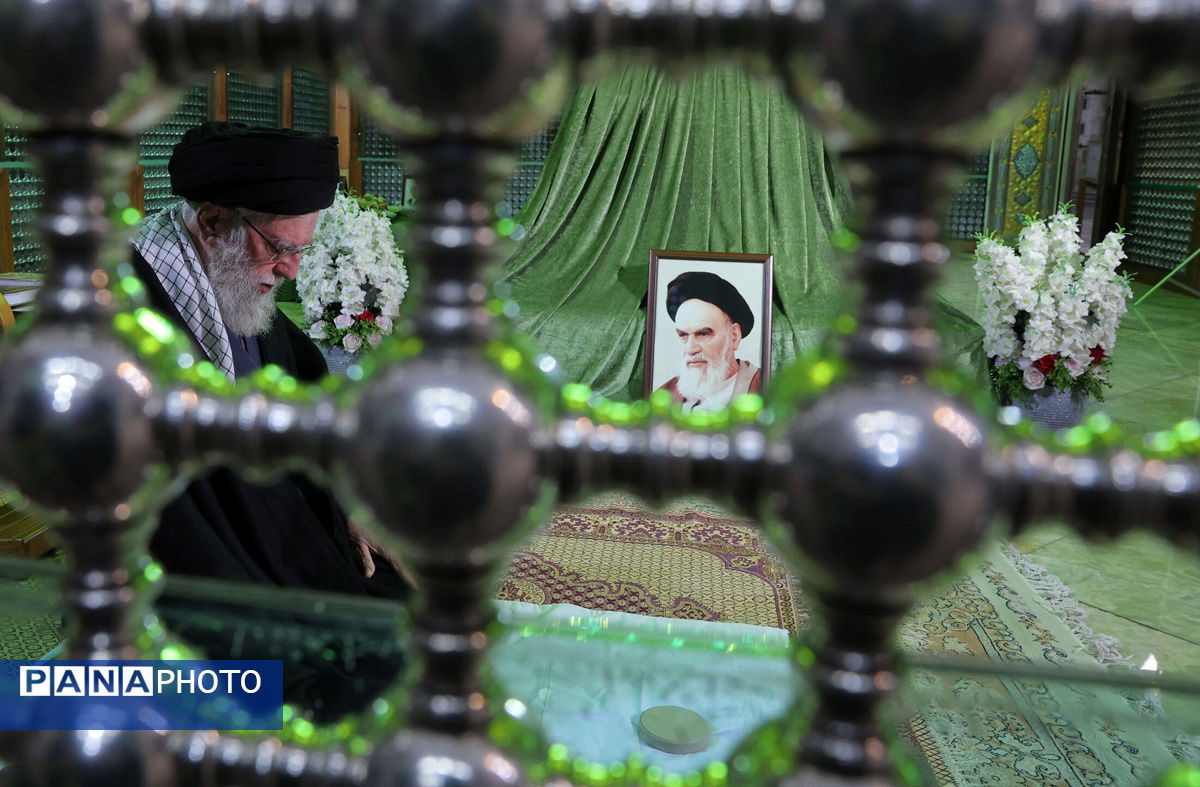 حضور رهبر معظم انقلاب در مرقد بنیانگذار جمهوری اسلامی ایران