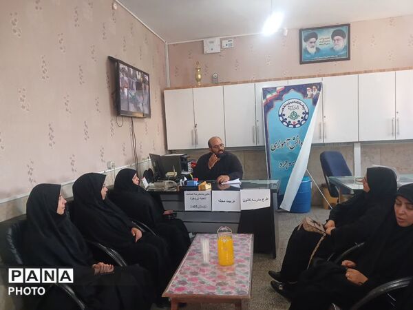 اجرای طرح شهید عجمیان در مدارس بروجرد؛ رنگ‌آمیزی جهادی مدارس با حضور دانش‌آموزان و دانشجویان