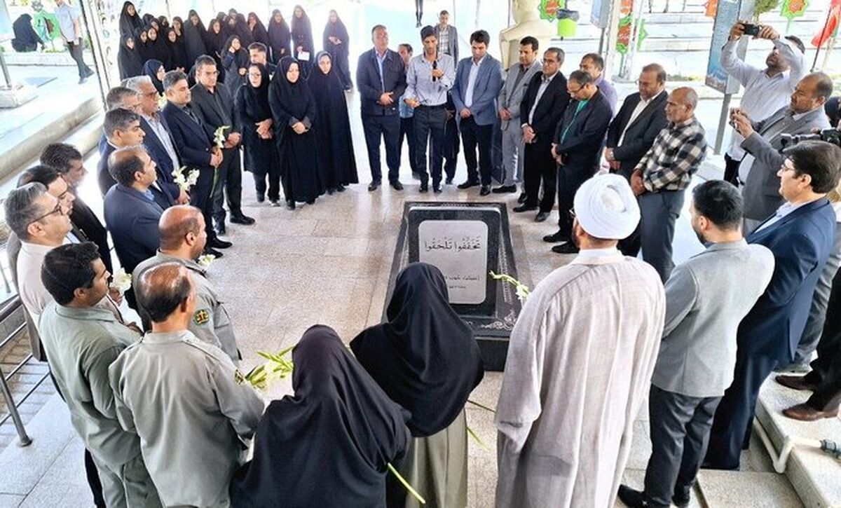 غبار‌روبی مزار شهدا توسط فعالان فرهنگی،هنری و رسانه ای زاهدان