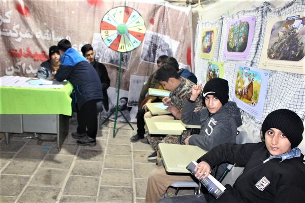 استقبال نوجوانان از غرفه‌های یادواره شهدای مسجد جامع قم