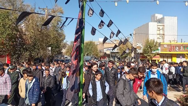 راهپیمایی بزرگ ۱۳ آبان در شازند؛ حضور گسترده مردم و دانش‌آموزان در حمایت از آرمان‌های انقلاب