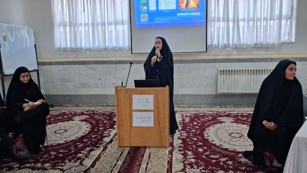 برپایی مناظره دانش‌آموزی در دبیرستان حضرت خدیجه (س) جعفرآباد قم